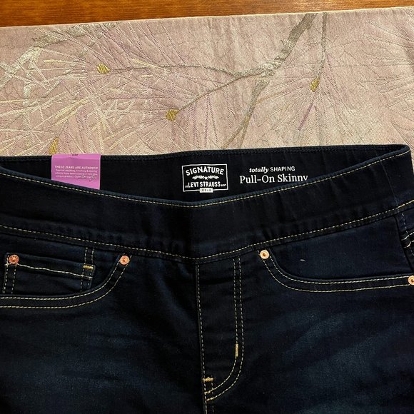 Levis Signature Shaping Pull on Skinny Jean Size Immaculate Ink Blue 6 New NWT - Picture 3 of 4